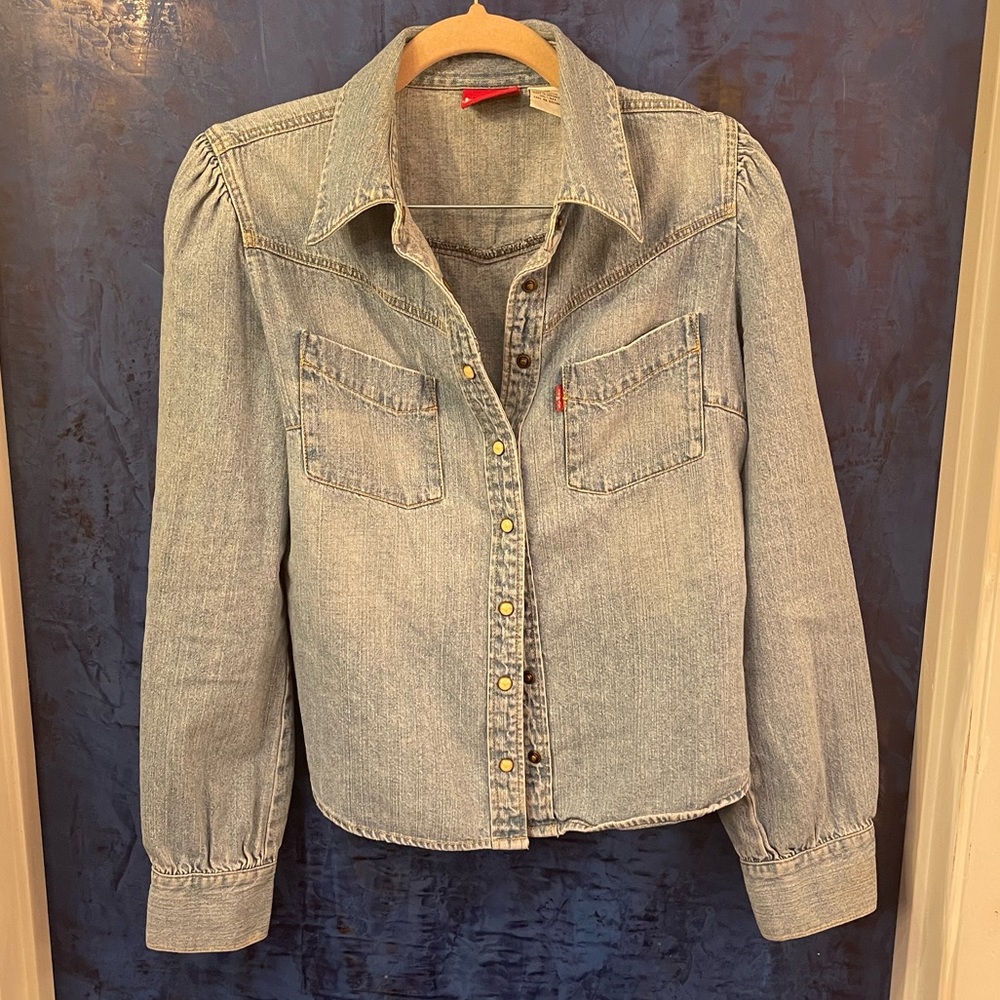 Snap button up denim Levi’s shirt vintage